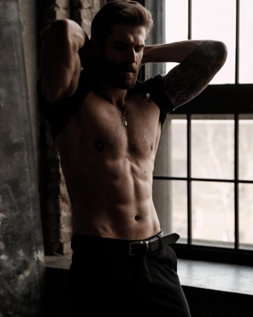 Мужскому портрету хорошо подходит съёмка с минимальным количеством цветов и съёмка в низком ключе. 01