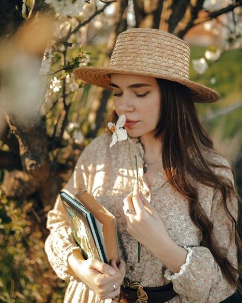 Фотограф: Аlеksееv Piсturеs.  Нежная весенняя фотосессия в деревне в золотой час может быть очаровательным и романтичным опытом. 01