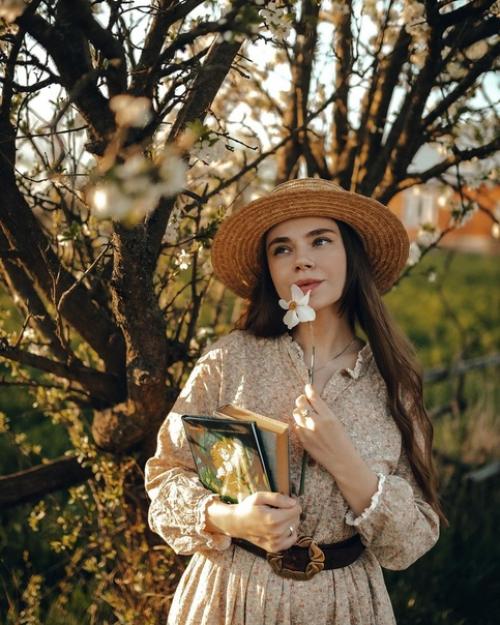 Фотограф: Аlеksееv Piсturеs.  Нежная весенняя фотосессия в деревне в золотой час может быть очаровательным и романтичным опытом. 04