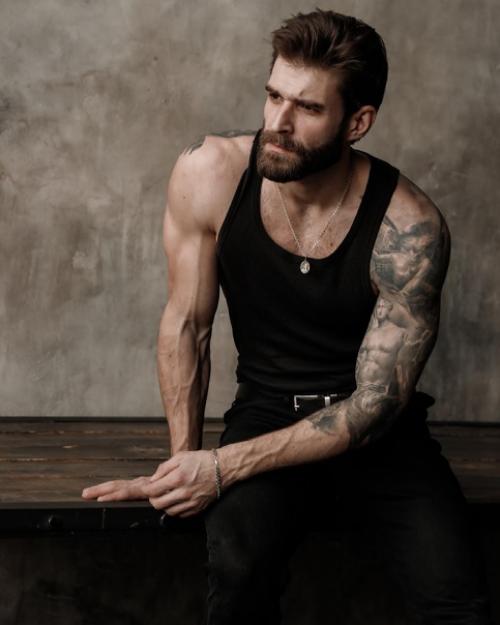 Мужскому портрету хорошо подходит съёмка с минимальным количеством цветов и съёмка в низком ключе. 03