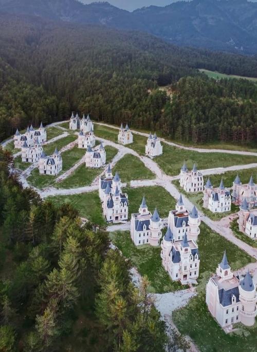 Проект за 200 миллионов долларов превратился в странный город - призрак. 06