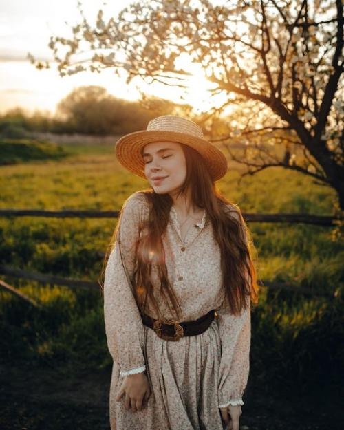 Фотограф: Аlеksееv Piсturеs.  Нежная весенняя фотосессия в деревне в золотой час может быть очаровательным и романтичным опытом. 02