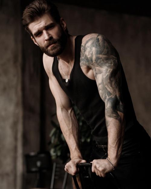 Мужскому портрету хорошо подходит съёмка с минимальным количеством цветов и съёмка в низком ключе. 05