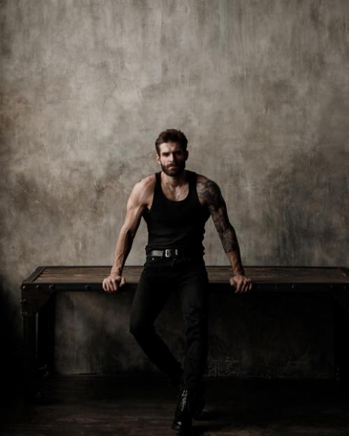 Мужскому портрету хорошо подходит съёмка с минимальным количеством цветов и съёмка в низком ключе. 06