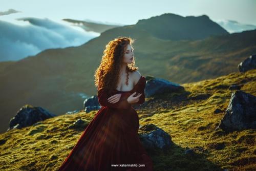 Эту серию мы снимали на рассвете в прекрасных горах фарерских островов. 03