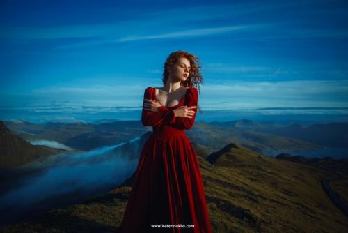 Эту серию мы снимали на рассвете в прекрасных горах фарерских островов. 07