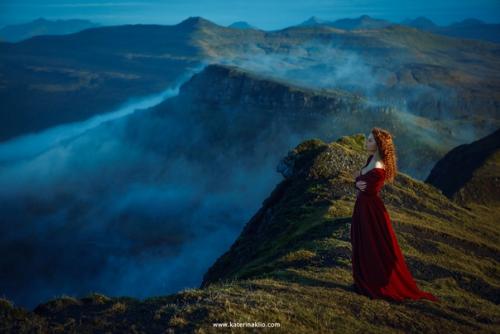 Эту серию мы снимали на рассвете в прекрасных горах фарерских островов. 06