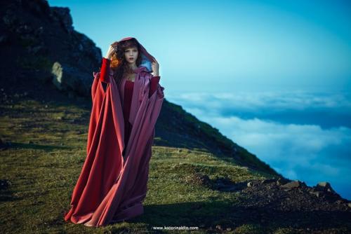 Эту серию мы снимали на рассвете в прекрасных горах фарерских островов. 09