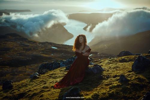 Эту серию мы снимали на рассвете в прекрасных горах фарерских островов. 05