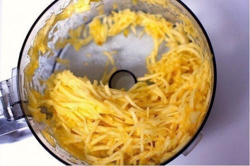 Яблочные оладушки. На 100 г 76, 56 ккал, б/ж/у 233, /3, 48/8, 23. 03