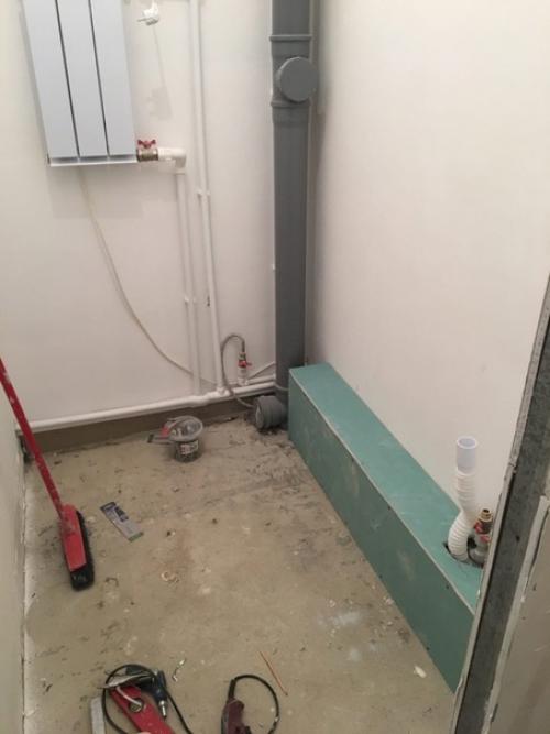 Скрытие коммуникаций в туалете в ограниченном бюджете, с использованием ламината. 01