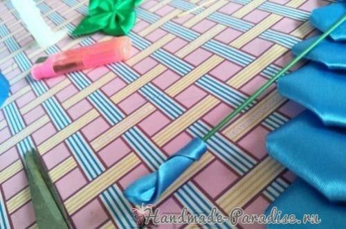 Букет синих роз из атласных лент своими руками. 07