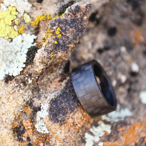 Стильные мужские кольца выполненные из карбона. 07