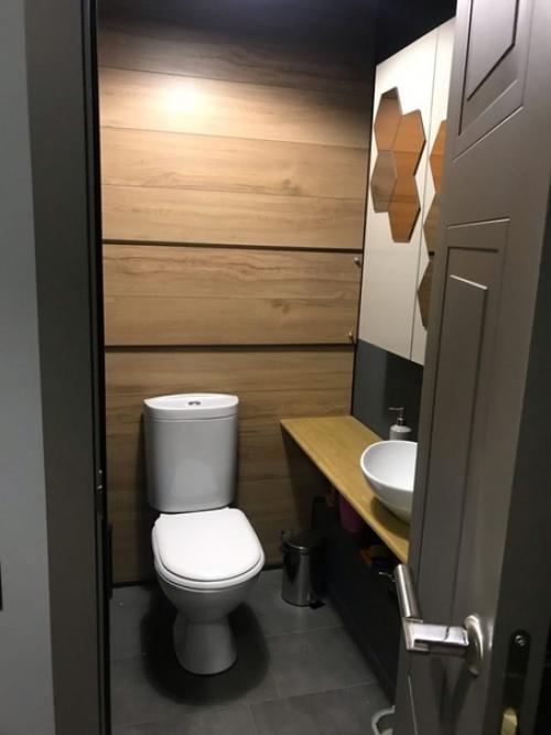 Скрытие коммуникаций в туалете в ограниченном бюджете, с использованием ламината. 06