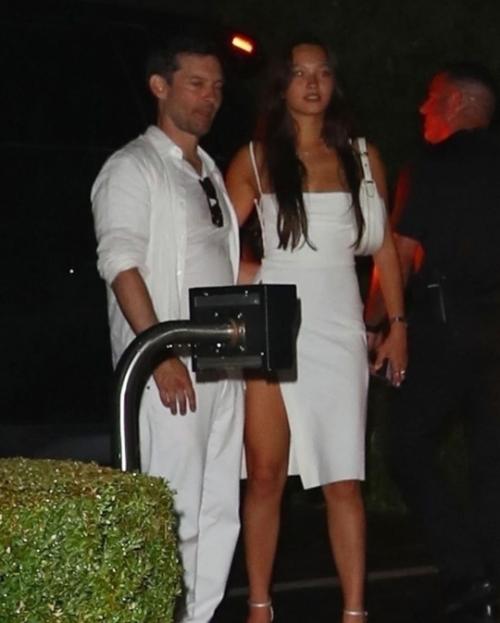 Тоби магуайр посетил вечеринку миллиардера Майкла Рубина в хэмптоне в компании 20-летней лили Чи, начинающей актрисы. 01