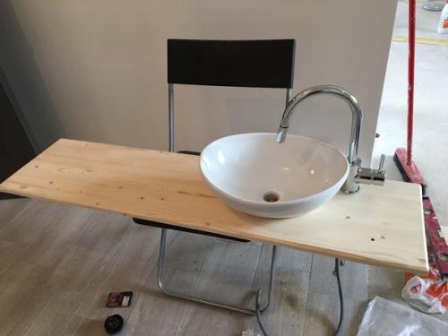 Скрытие коммуникаций в туалете в ограниченном бюджете, с использованием ламината. 03