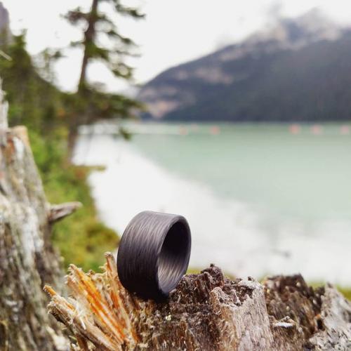 Стильные мужские кольца выполненные из карбона. 04