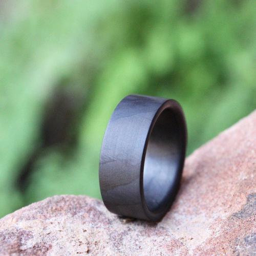 Стильные мужские кольца выполненные из карбона. 08