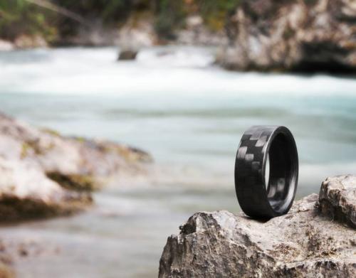 Стильные мужские кольца выполненные из карбона. 01