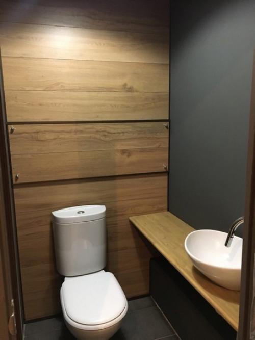 Скрытие коммуникаций в туалете в ограниченном бюджете, с использованием ламината. 05