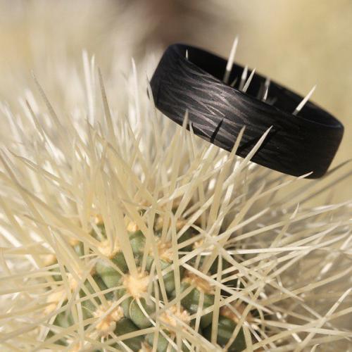 Стильные мужские кольца выполненные из карбона. 09