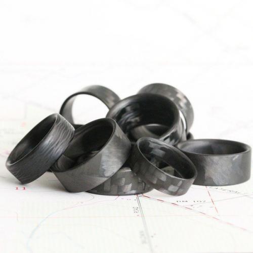 Стильные мужские кольца выполненные из карбона. 02