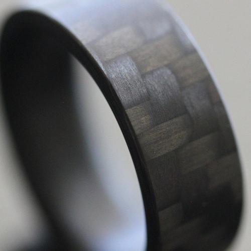 Стильные мужские кольца выполненные из карбона. 06
