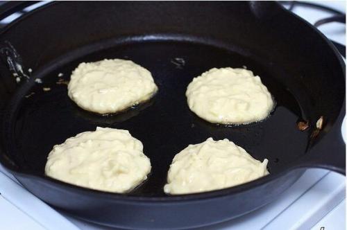 Яблочные оладушки. На 100 г 76, 56 ккал, б/ж/у 233, /3, 48/8, 23. 04