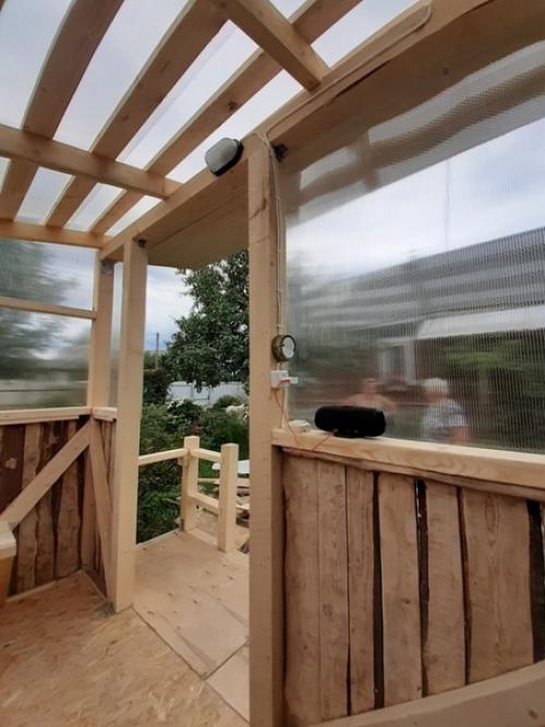 Эту беседку прошлым летом мы с отцом сделали где-то за неделю. 08