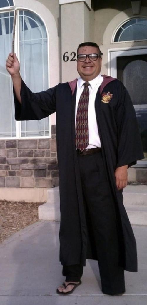 Отец примеряет разные образы, чтобы проводить сына до школьного автобуса. 04