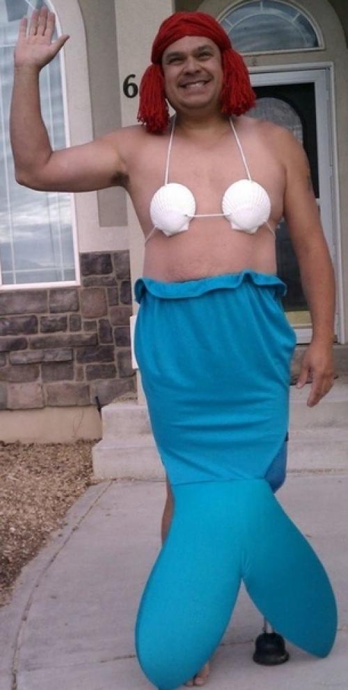 Отец примеряет разные образы, чтобы проводить сына до школьного автобуса. 07