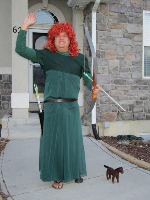 Отец примеряет разные образы, чтобы проводить сына до школьного автобуса. 08