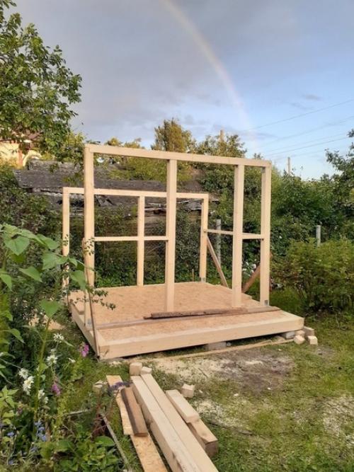 Эту беседку прошлым летом мы с отцом сделали где-то за неделю. 03