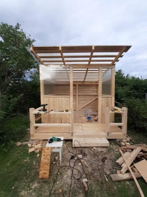 Эту беседку прошлым летом мы с отцом сделали где-то за неделю. 06