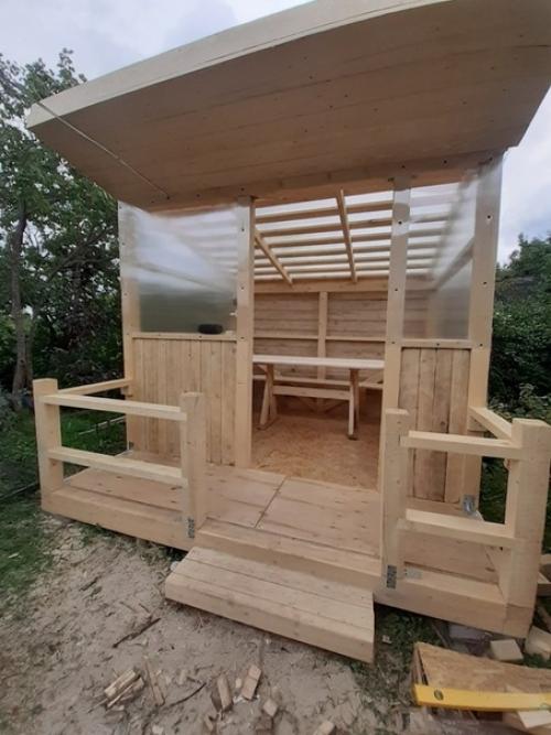 Эту беседку прошлым летом мы с отцом сделали где-то за неделю. 09