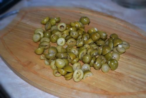 Несколько Видов колбасы или мясных изделий обычно кладут. 05 Несколько Видов колбасы или мясных изделий обычно кладут. 05