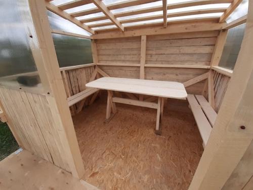 Эту беседку прошлым летом мы с отцом сделали где-то за неделю. 07