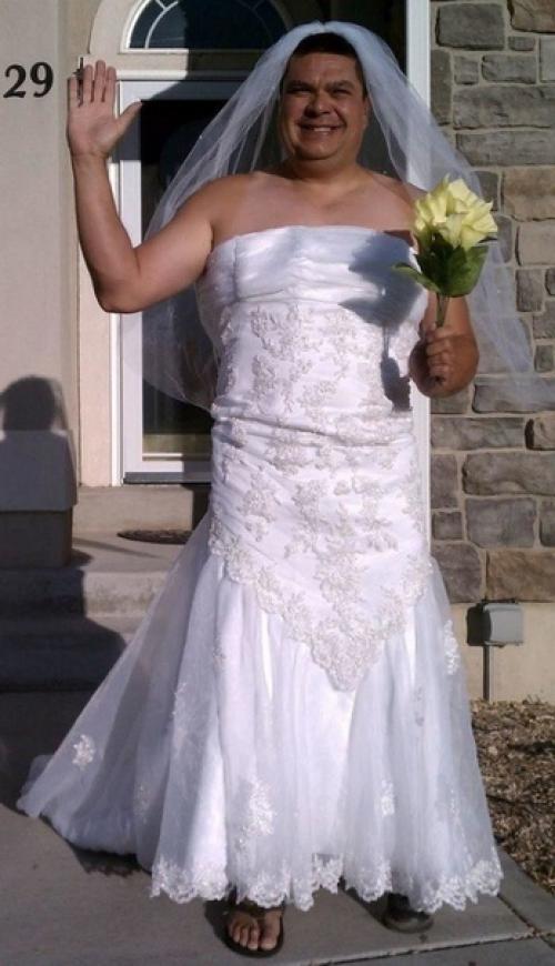 Отец примеряет разные образы, чтобы проводить сына до школьного автобуса. 03