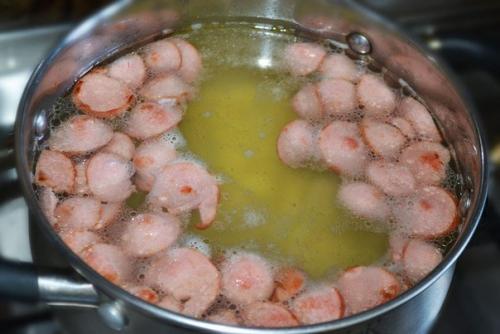 Несколько Видов колбасы или мясных изделий обычно кладут. 01 Несколько Видов колбасы или мясных изделий обычно кладут. 01