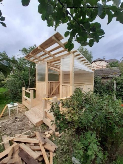 Эту беседку прошлым летом мы с отцом сделали где-то за неделю. 05