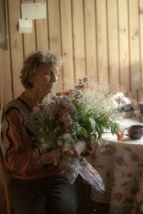 - Бабуль, можно я приеду к тебе с маленькой группой фотографов? 03