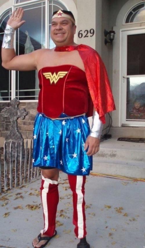 Отец примеряет разные образы, чтобы проводить сына до школьного автобуса. 06