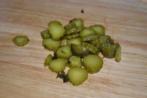 Несколько Видов колбасы или мясных изделий обычно кладут. 04 Несколько Видов колбасы или мясных изделий обычно кладут. 04