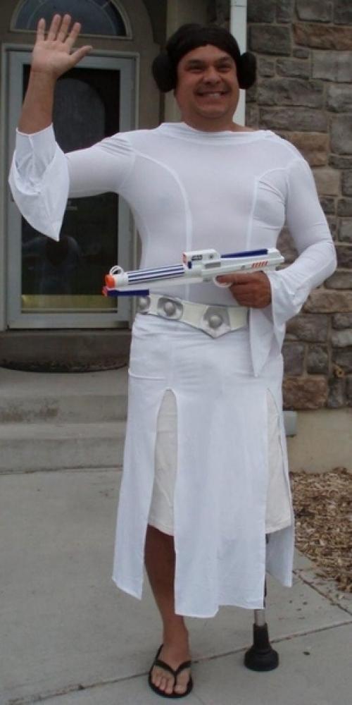 Отец примеряет разные образы, чтобы проводить сына до школьного автобуса. 09