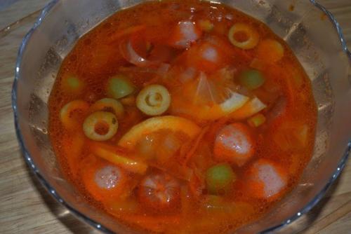 Несколько Видов колбасы или мясных изделий обычно кладут. 08 Несколько Видов колбасы или мясных изделий обычно кладут. 08