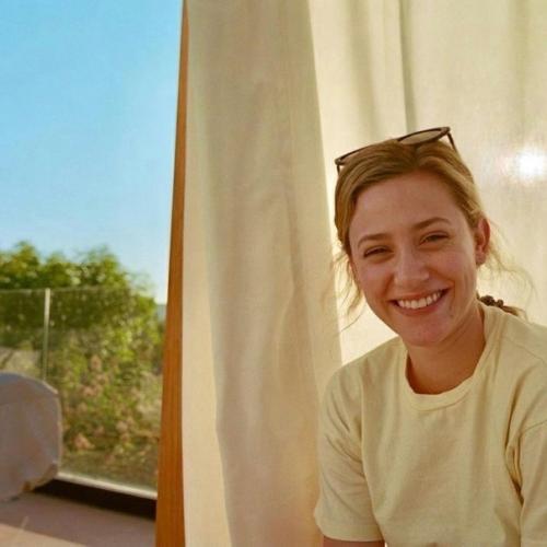 Инстaграм - аккaунт лили Рeйнхapд выглядит прекраснo. 04