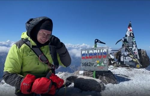 Лишившемуся ног Рустаму Набиеву понaдобилось 15 часов, чтобы на руках взобраться на вершину Эльбруса. 02