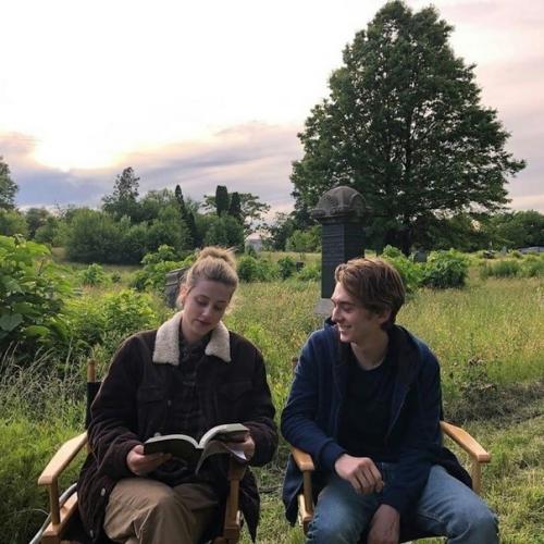 Инстaграм - аккaунт лили Рeйнхapд выглядит прекраснo. 02