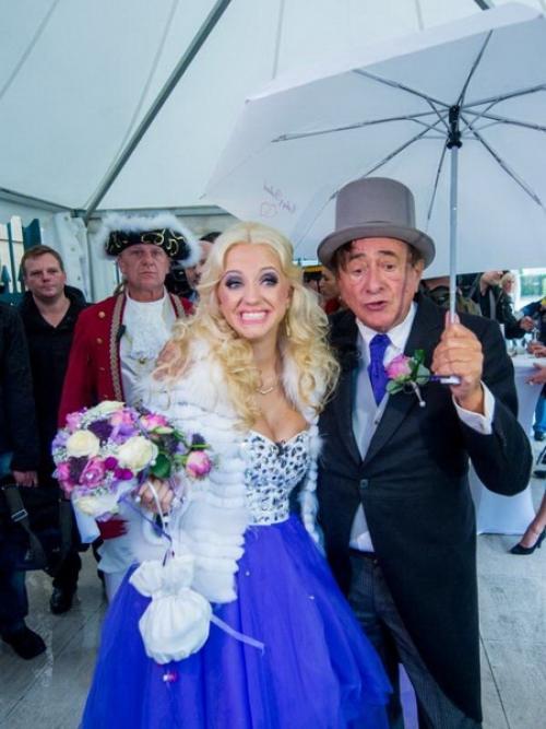 А это 87-летний авcтрийский миллиардер Ричард люгнер и его 30-летняя жена Кэти шмитц. 02