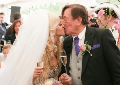 А это 87-летний авcтрийский миллиардер Ричард люгнер и его 30-летняя жена Кэти шмитц. 01